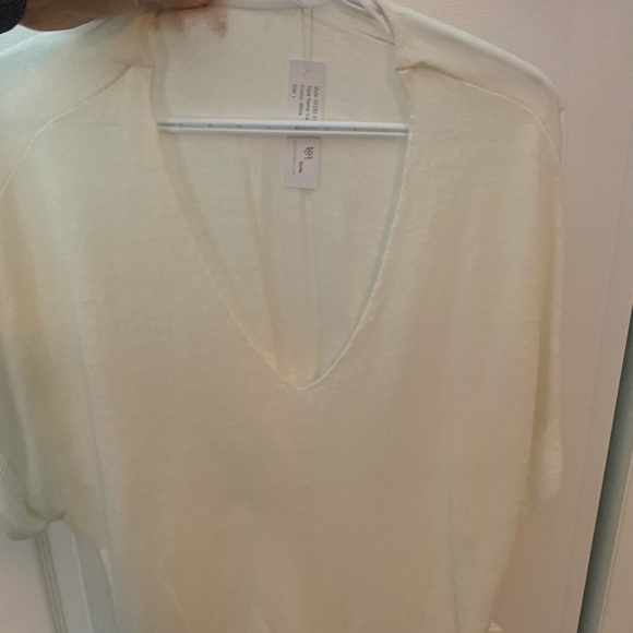 Cute, thin top - Picture 2 of 2